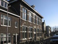 907731 Gezicht op de voorgevel van de voormalige N.H. Diaconieschool no. 5 (Anthoniedijk 9) te Utrecht, die verbouwd ...